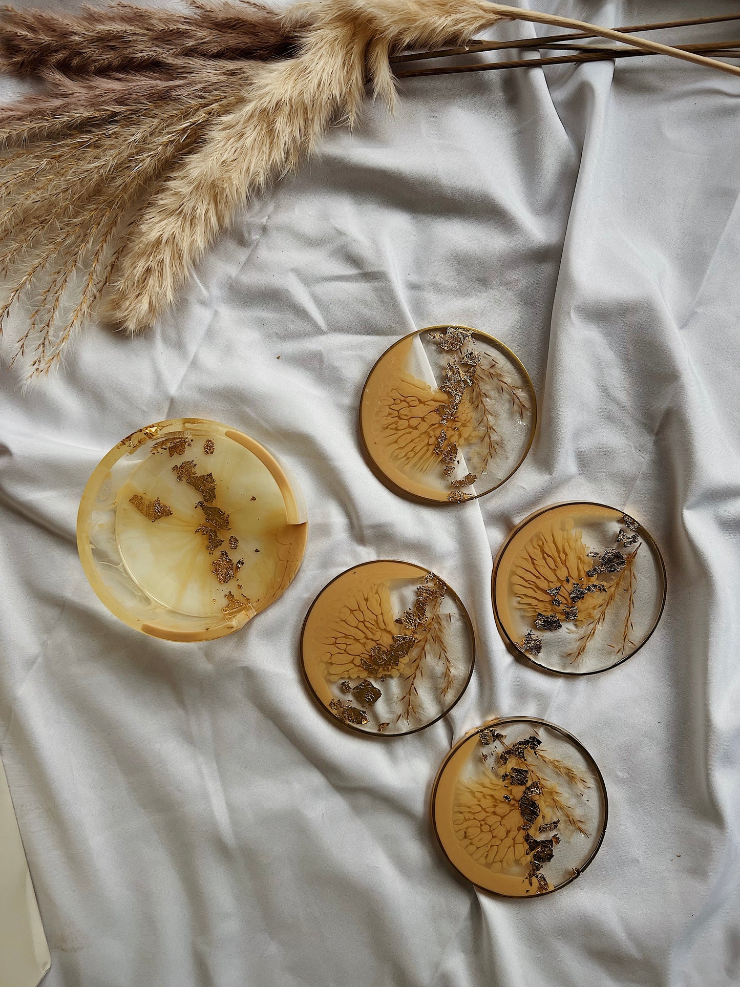 Resin Untersetzer Set rund | beige Gold mit Pampasgras | abstrakt modern BOHO